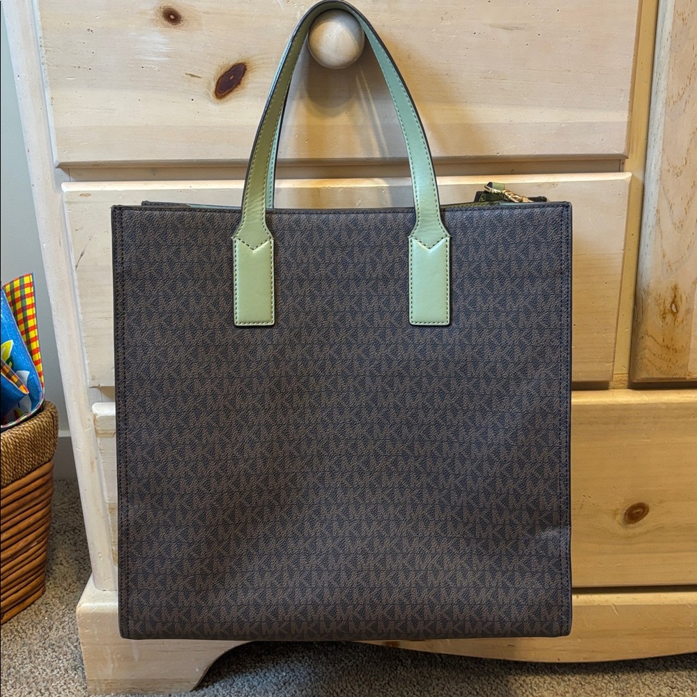 MICHAEL Michael Kors
Michael Kors Kenly Large NS
Tote - Light Sage - Picture 6 of 12